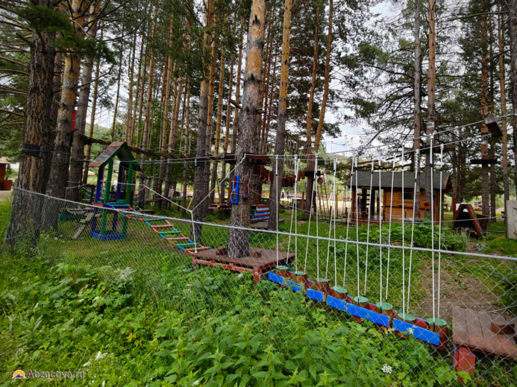 Веревочный городок, парк, в Абзаково, Остров