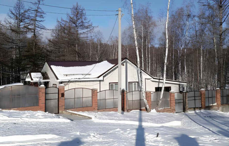 Абзаково, Башкирия, дом у скалы Куян-Таш