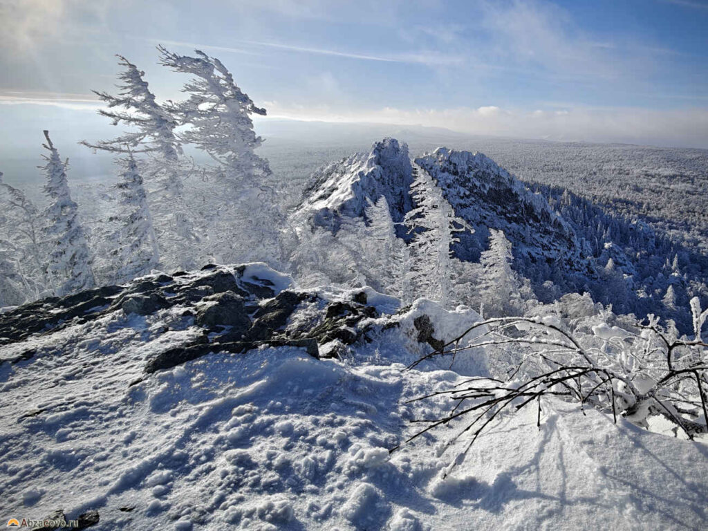 Скалы на вершине Курташ