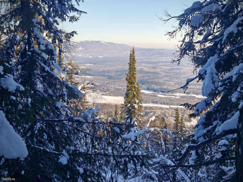 Вид с первой смотровой площадки на Большой Баштур